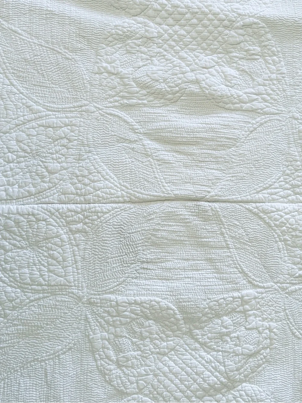 Full Classic White Quilted Bedspread and 2 Pillow Shams